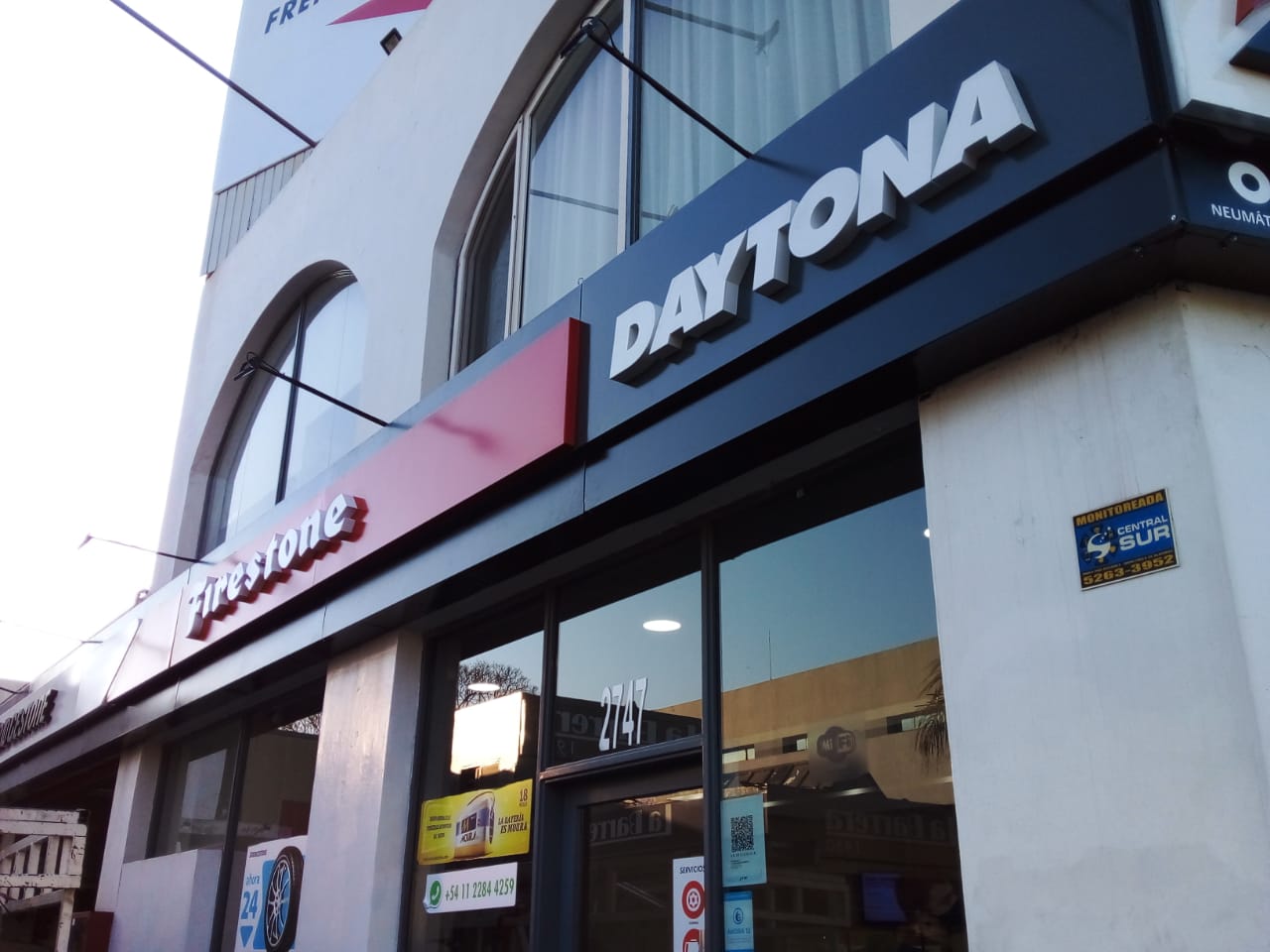 Letras corpóreas retroiluminadas